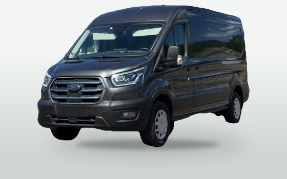 Varebilen vår, en Ford E-Transit, sett skrått forfra